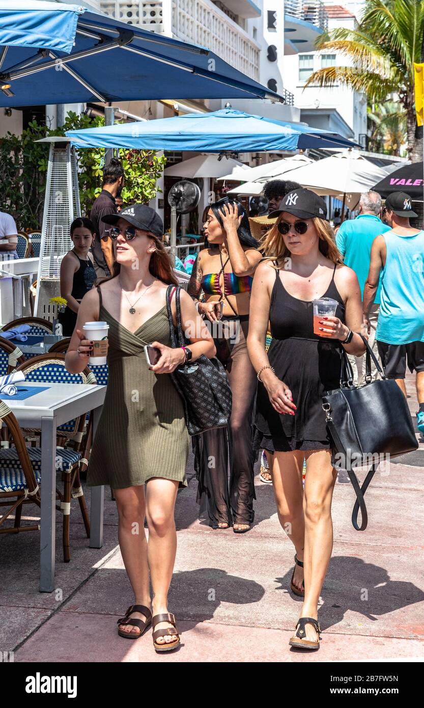 Étudiants du collège en vacances de printemps sur Ocean Dr., South Beach, Miami Beach, Floride, États-Unis. Banque D'Images