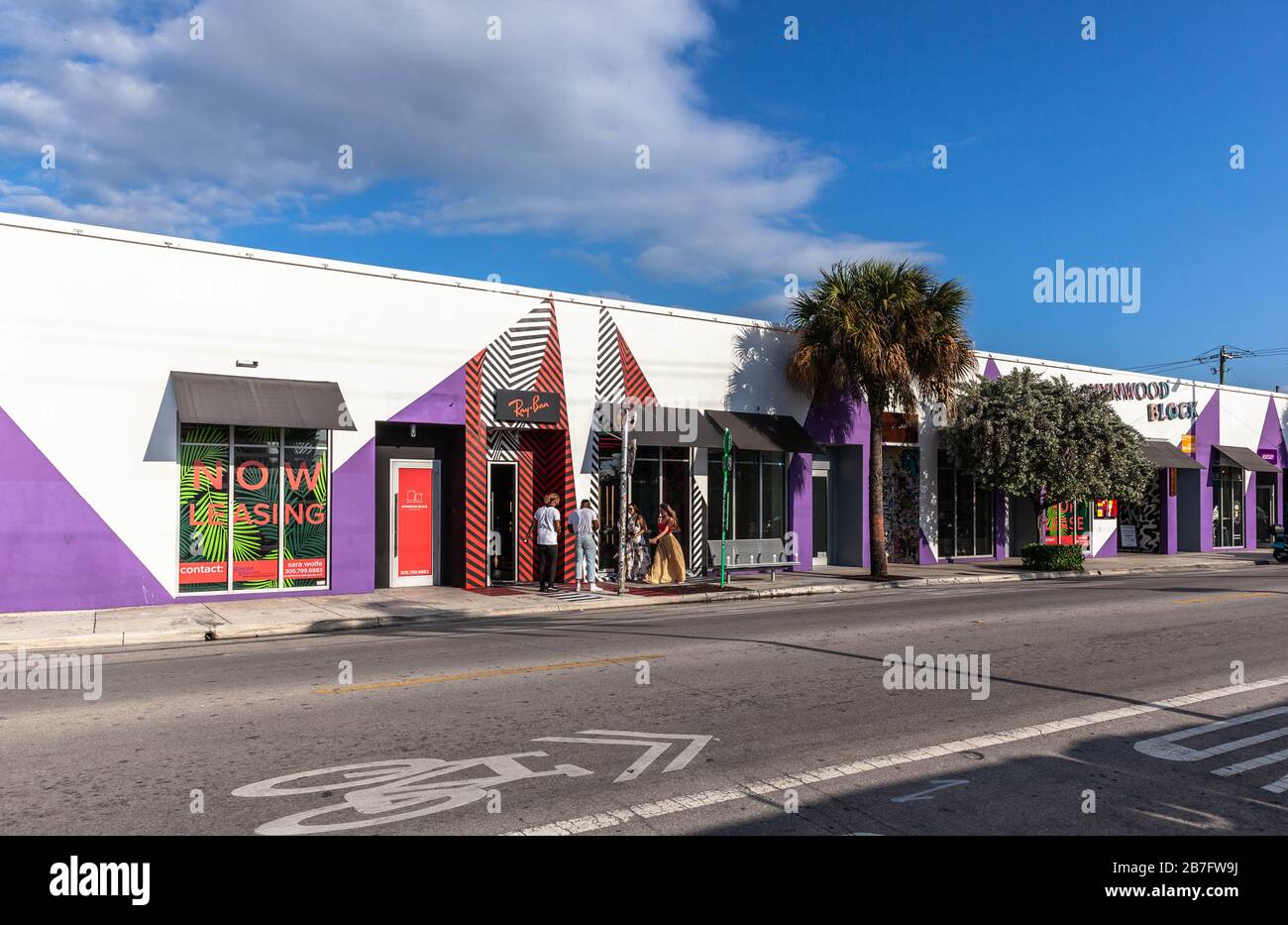 Rue bordée de boutiques, Wynwood Art & Entertainment District, Miami, Floride, États-Unis. Banque D'Images