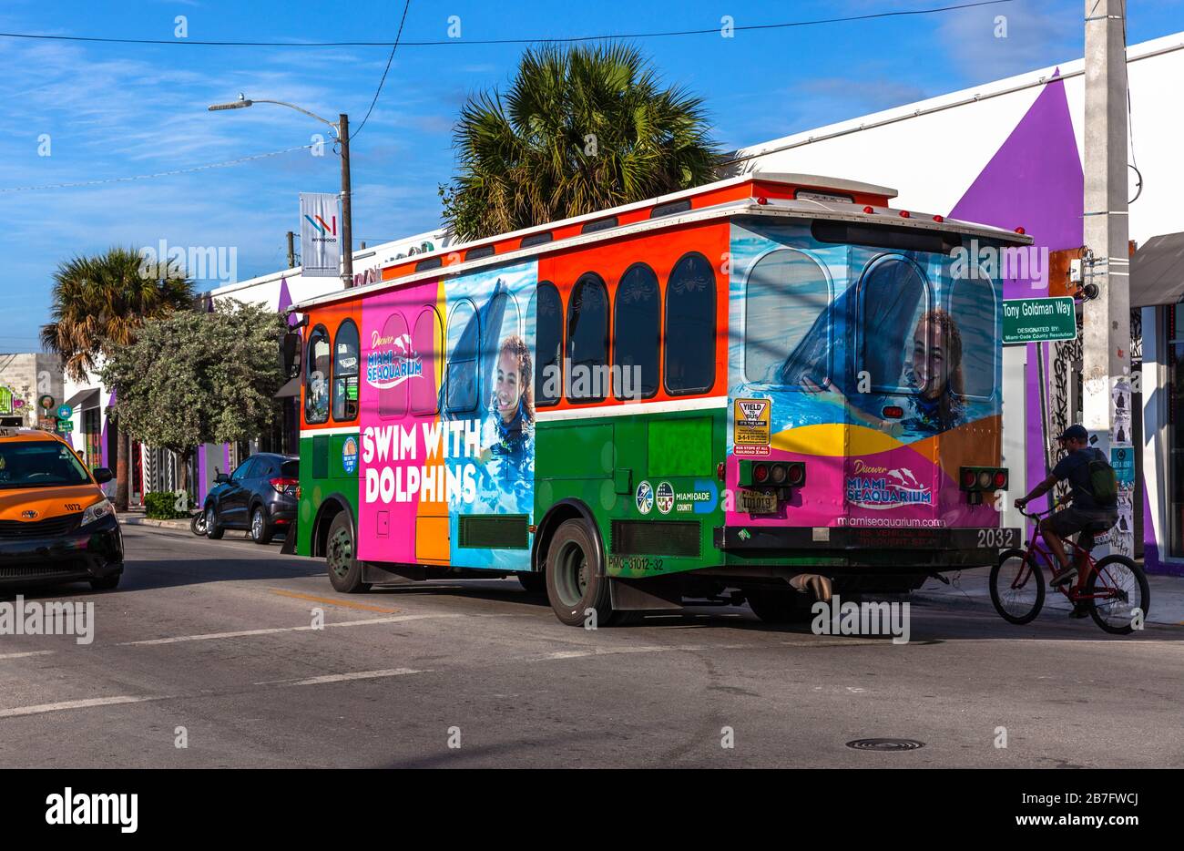 Vue arrière d'un tramway coloré traversant le quartier artistique de Wynwood, Miami, Floride, États-Unis. Banque D'Images