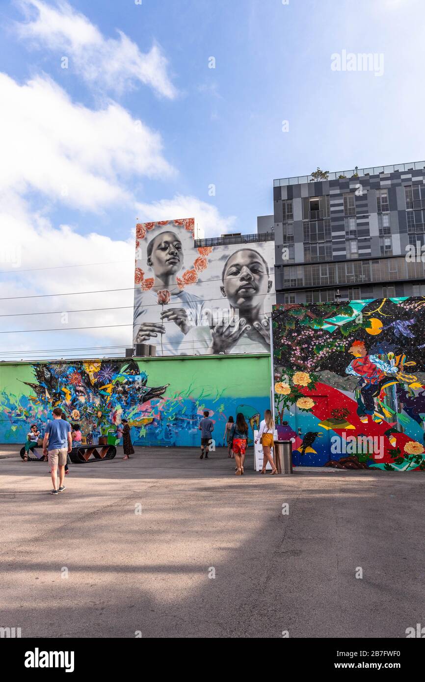 Visiteurs à l'intérieur de Wynwood Walls, Wynwood Art District, Miami, Floride, États-Unis. Banque D'Images