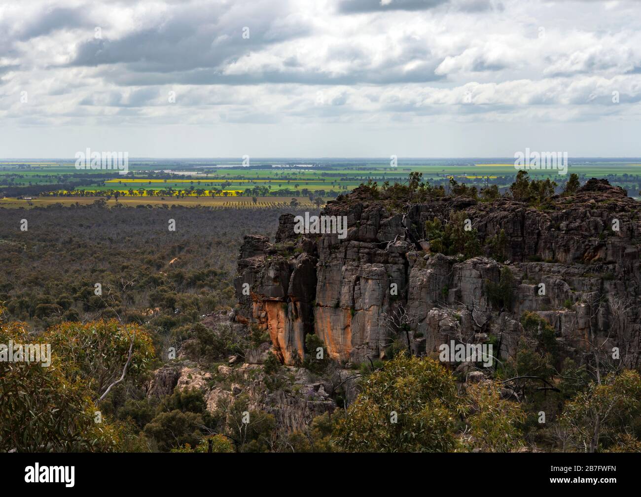 Vues de la montagne de Hollow avec des champs de canola jaunes au loin. Le parc national des Grampions, Victoria, Australie. Banque D'Images