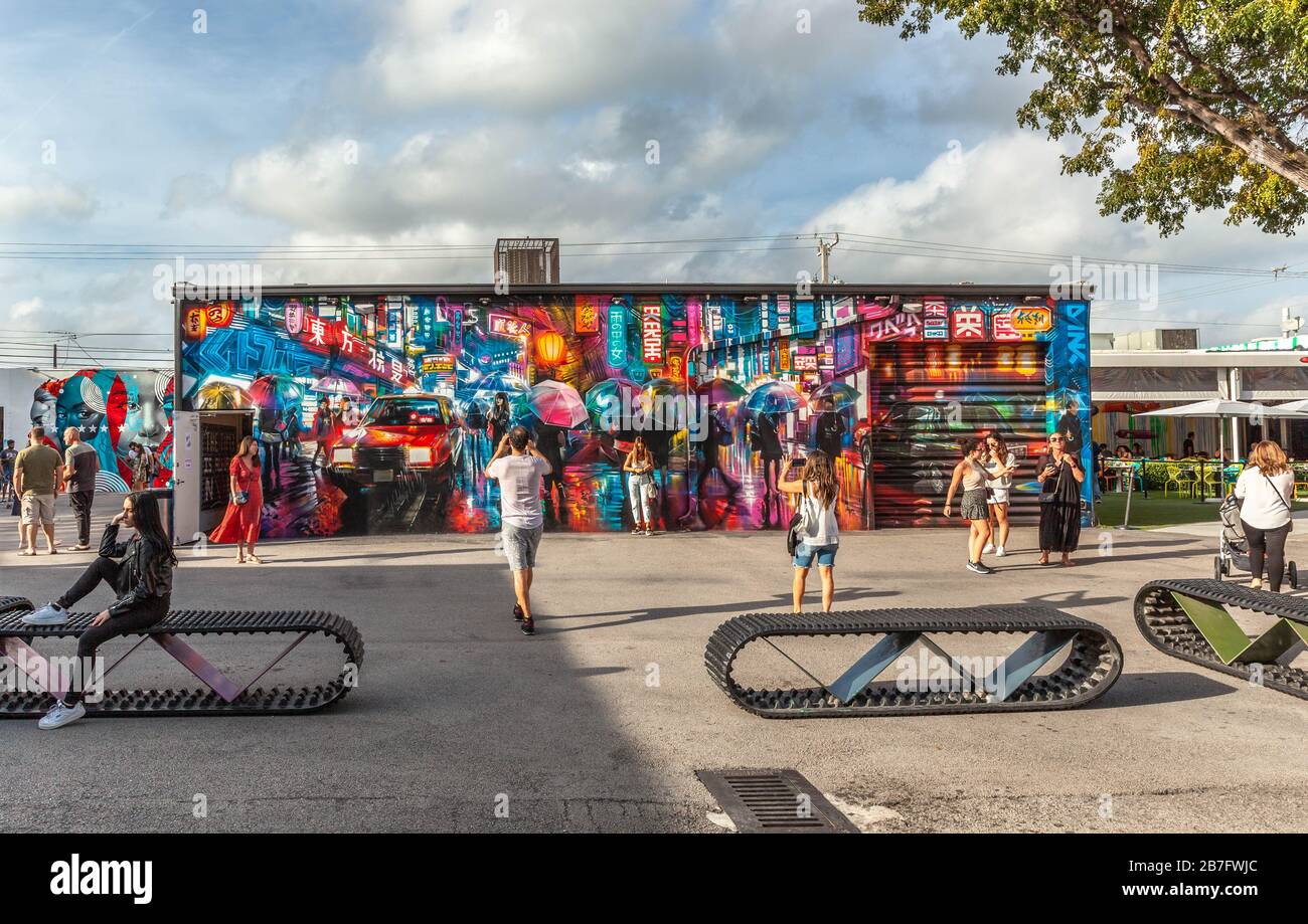 Visiteurs à l'intérieur de Wynwood Walls, Wynwood Art District, Miami, Floride, États-Unis. Banque D'Images