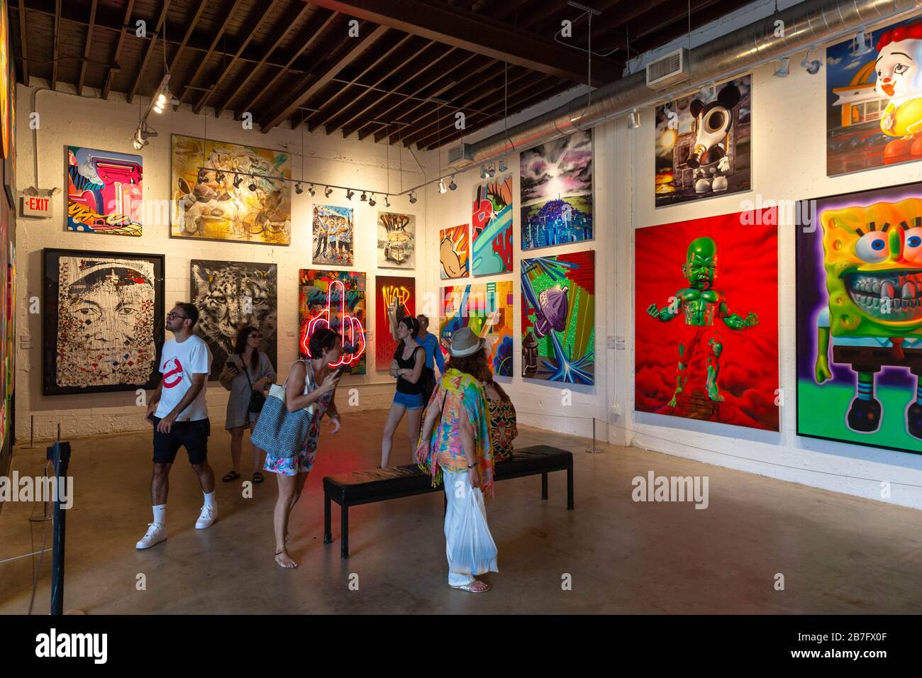 Un groupe de visiteurs à l'intérieur de la galerie Wynwood Walls, Wynwood Art District, Miami, Floride, États-Unis. Banque D'Images
