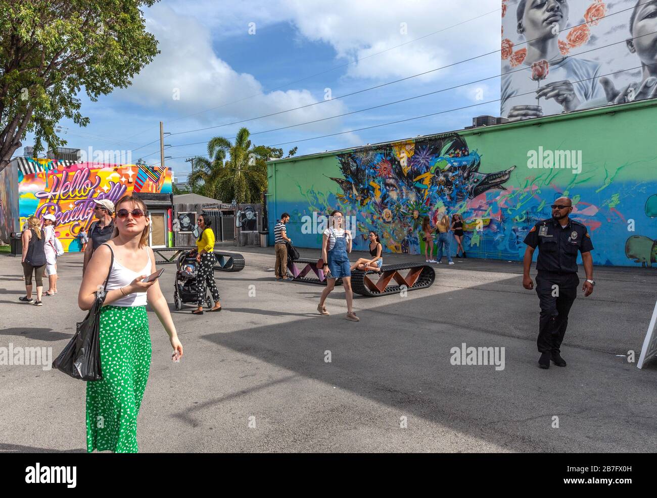 Visiteurs à l'intérieur de Wynwood Walls, Wynwood Art District, Miami, Floride, États-Unis. Banque D'Images