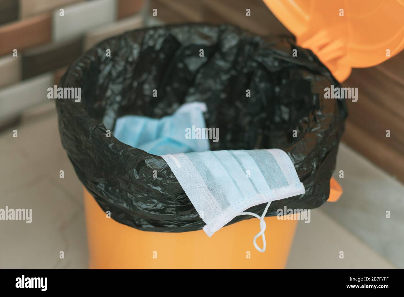 Covid-19, 2019-nCov ou Coronavirus conseils pour jeter ou éliminer le masque médical à la poubelle fermée ou à la poubelle correctement après utilisation - concept Banque D'Images