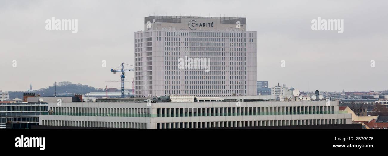 Panorama avec Charité / Charite hôpital dans le centre. L'hôpital universitaire, qui est classé parmi les meilleures instations médicales dans le monde. Banque D'Images