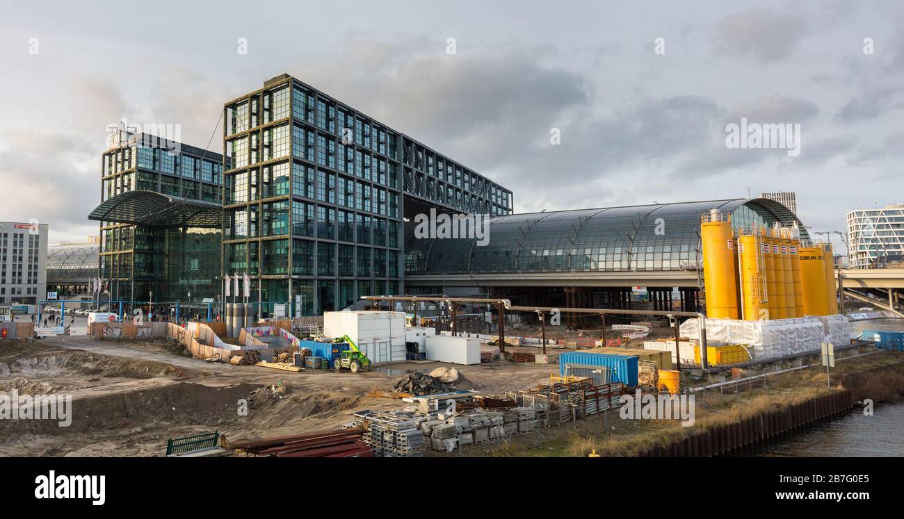 Chantier en face de Berlin Hauptbahnhof (gare centrale). La gare a été inaugurée en 2006. Principalement utilisé par la Deutsche Bahn. Banque D'Images