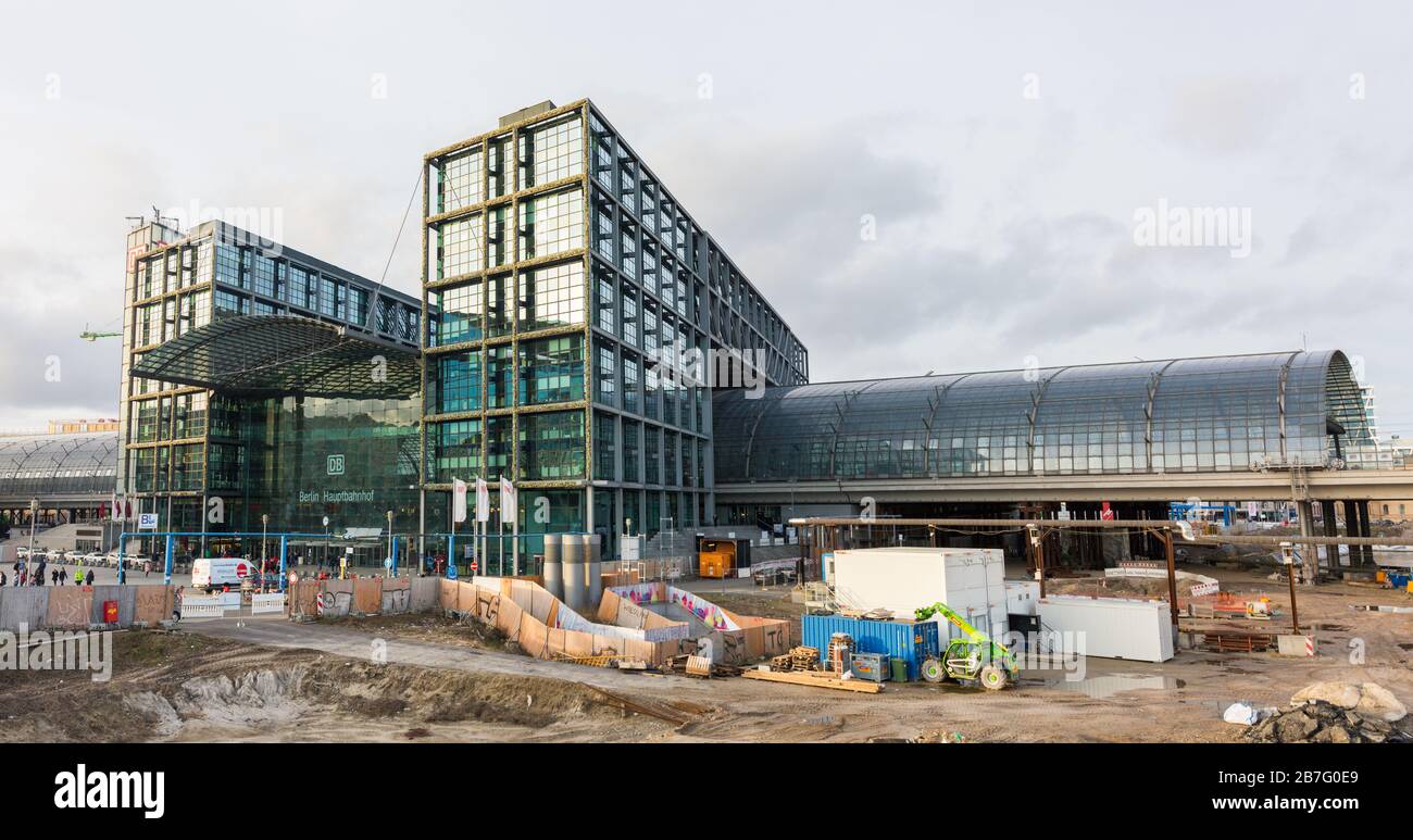 Panorama haute résolution de la Berliner Hauptbahnof (gare principale). Travaux de construction (Baustelle) au premier plan. Banque D'Images