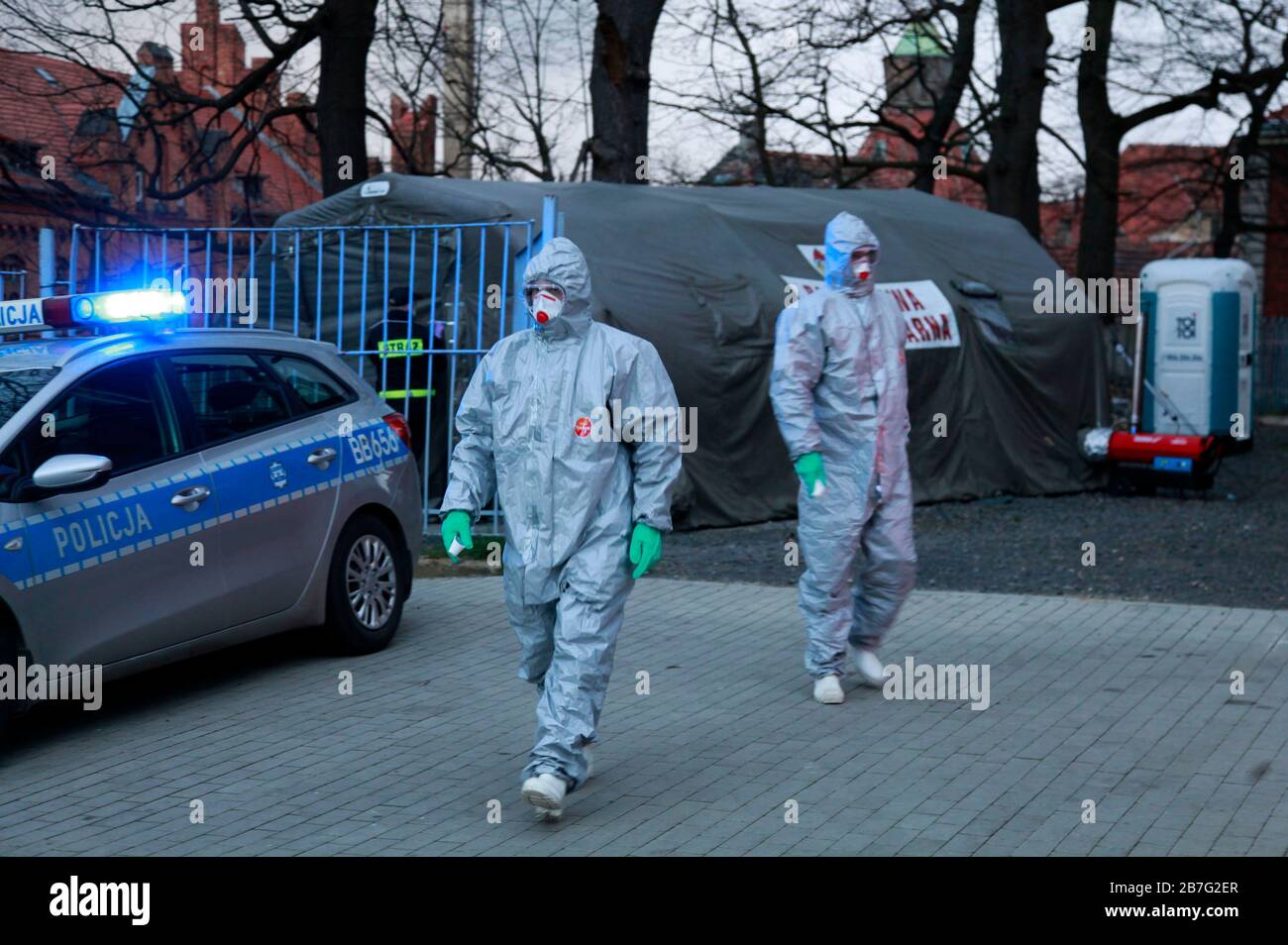 Gorlitz, Allemagne. 13 mars 2020. Les forces spéciales polonaises vérifient la présence éventuelle d'une infection par le virus corona au passage frontalier Stadtbrucke entre Gorlitz et Zgorzelec. Gorlitz, 13.03.2020 | utilisation dans le monde crédit: dpa/Alay Live News Banque D'Images Gorlitz, Allemagne. 13 mars 2020. Les forces spéciales polonaises vérifient la présence éventuelle d'une infection par le virus corona au passage frontalier Stadtbrucke entre Gorlitz et Zgorzelec. Gorlitz, 13.03.2020 | utilisation dans le monde crédit: dpa/Alay Live News Banque D'Images