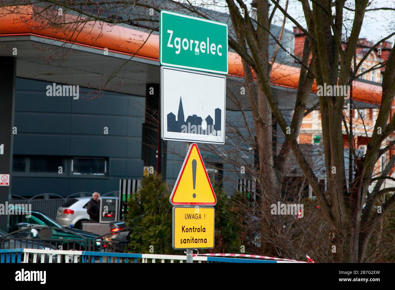 Gorlitz, Allemagne. 13 mars 2020. Les forces spéciales polonaises vérifient la présence éventuelle d'une infection par le virus corona au passage frontalier Stadtbrucke entre Gorlitz et Zgorzelec. Gorlitz, 13.03.2020 | utilisation dans le monde crédit: dpa/Alay Live News Banque D'Images Gorlitz, Allemagne. 13 mars 2020. Les forces spéciales polonaises vérifient la présence éventuelle d'une infection par le virus corona au passage frontalier Stadtbrucke entre Gorlitz et Zgorzelec. Gorlitz, 13.03.2020 | utilisation dans le monde crédit: dpa/Alay Live News Banque D'Images