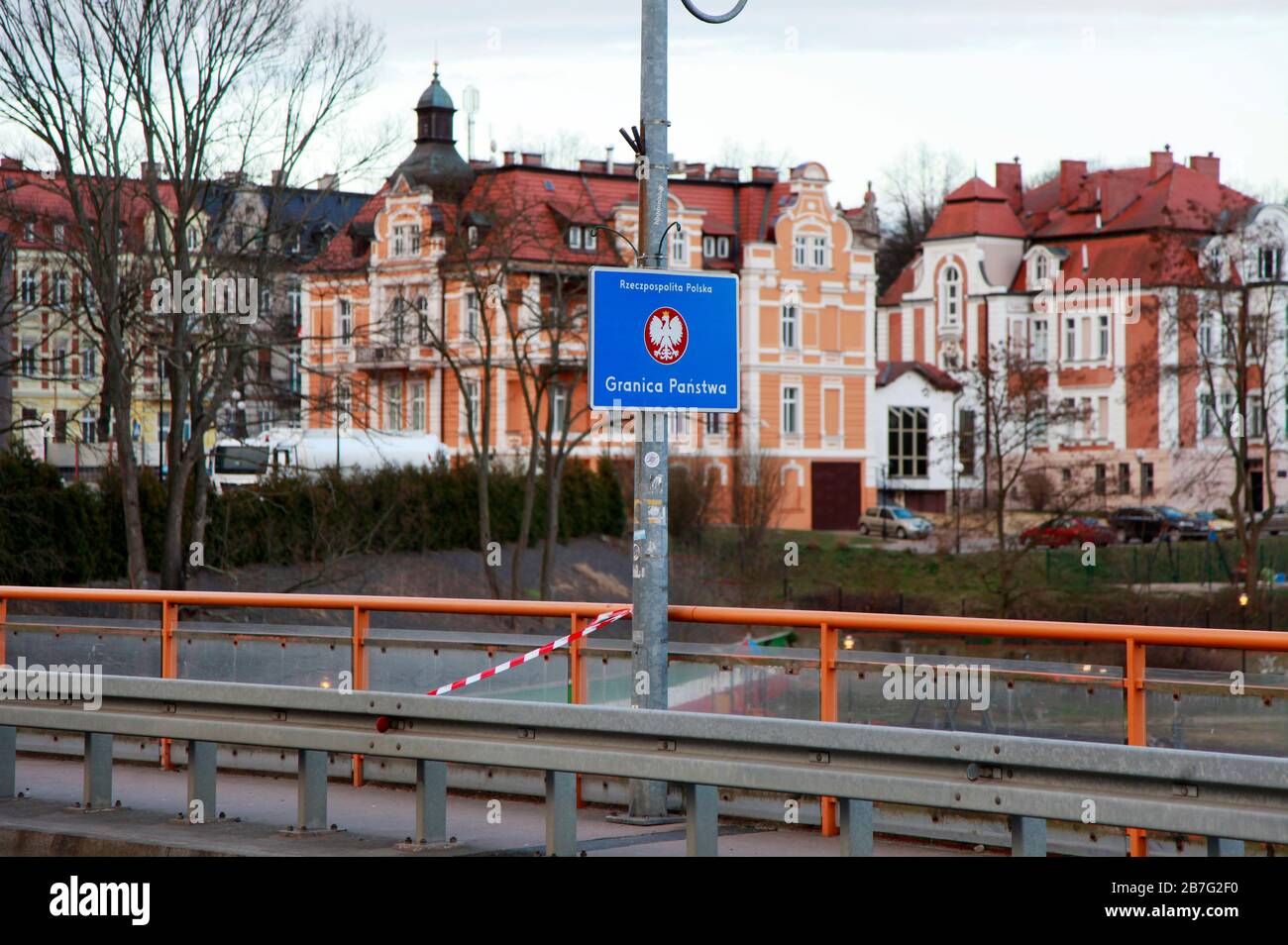 Gorlitz, Allemagne. 13 mars 2020. Les forces spéciales polonaises vérifient la présence éventuelle d'une infection par le virus corona au passage frontalier Stadtbrucke entre Gorlitz et Zgorzelec. Gorlitz, 13.03.2020 | utilisation dans le monde crédit: dpa/Alay Live News Banque D'Images Gorlitz, Allemagne. 13 mars 2020. Les forces spéciales polonaises vérifient la présence éventuelle d'une infection par le virus corona au passage frontalier Stadtbrucke entre Gorlitz et Zgorzelec. Gorlitz, 13.03.2020 | utilisation dans le monde crédit: dpa/Alay Live News Banque D'Images