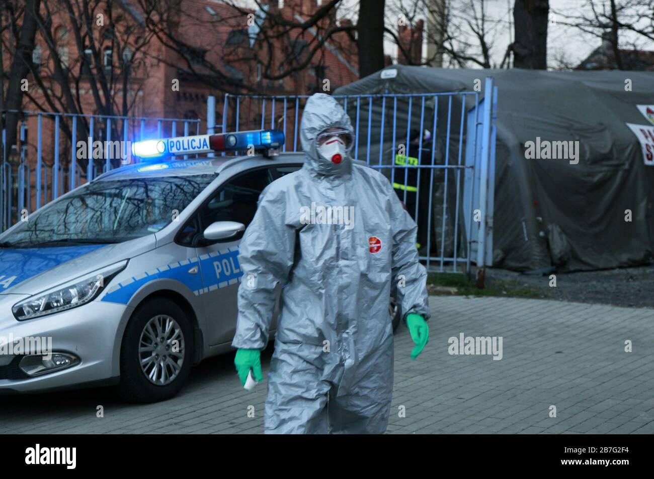 Gorlitz, Allemagne. 13 mars 2020. Les forces spéciales polonaises vérifient la présence éventuelle d'une infection par le virus corona au passage frontalier Stadtbrucke entre Gorlitz et Zgorzelec. Gorlitz, 13.03.2020 | utilisation dans le monde crédit: dpa/Alay Live News Banque D'Images Gorlitz, Allemagne. 13 mars 2020. Les forces spéciales polonaises vérifient la présence éventuelle d'une infection par le virus corona au passage frontalier Stadtbrucke entre Gorlitz et Zgorzelec. Gorlitz, 13.03.2020 | utilisation dans le monde crédit: dpa/Alay Live News Banque D'Images