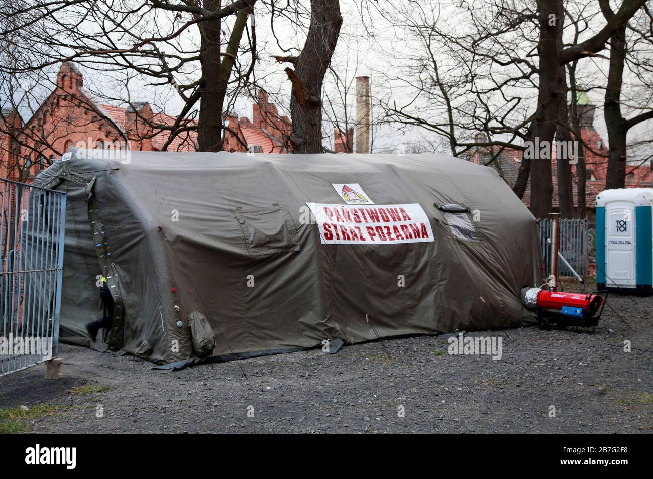 Gorlitz, Allemagne. 13 mars 2020. Les forces spéciales polonaises vérifient la présence éventuelle d'une infection par le virus corona au passage frontalier Stadtbrucke entre Gorlitz et Zgorzelec. Gorlitz, 13.03.2020 | utilisation dans le monde crédit: dpa/Alay Live News Banque D'Images Gorlitz, Allemagne. 13 mars 2020. Les forces spéciales polonaises vérifient la présence éventuelle d'une infection par le virus corona au passage frontalier Stadtbrucke entre Gorlitz et Zgorzelec. Gorlitz, 13.03.2020 | utilisation dans le monde crédit: dpa/Alay Live News Banque D'Images