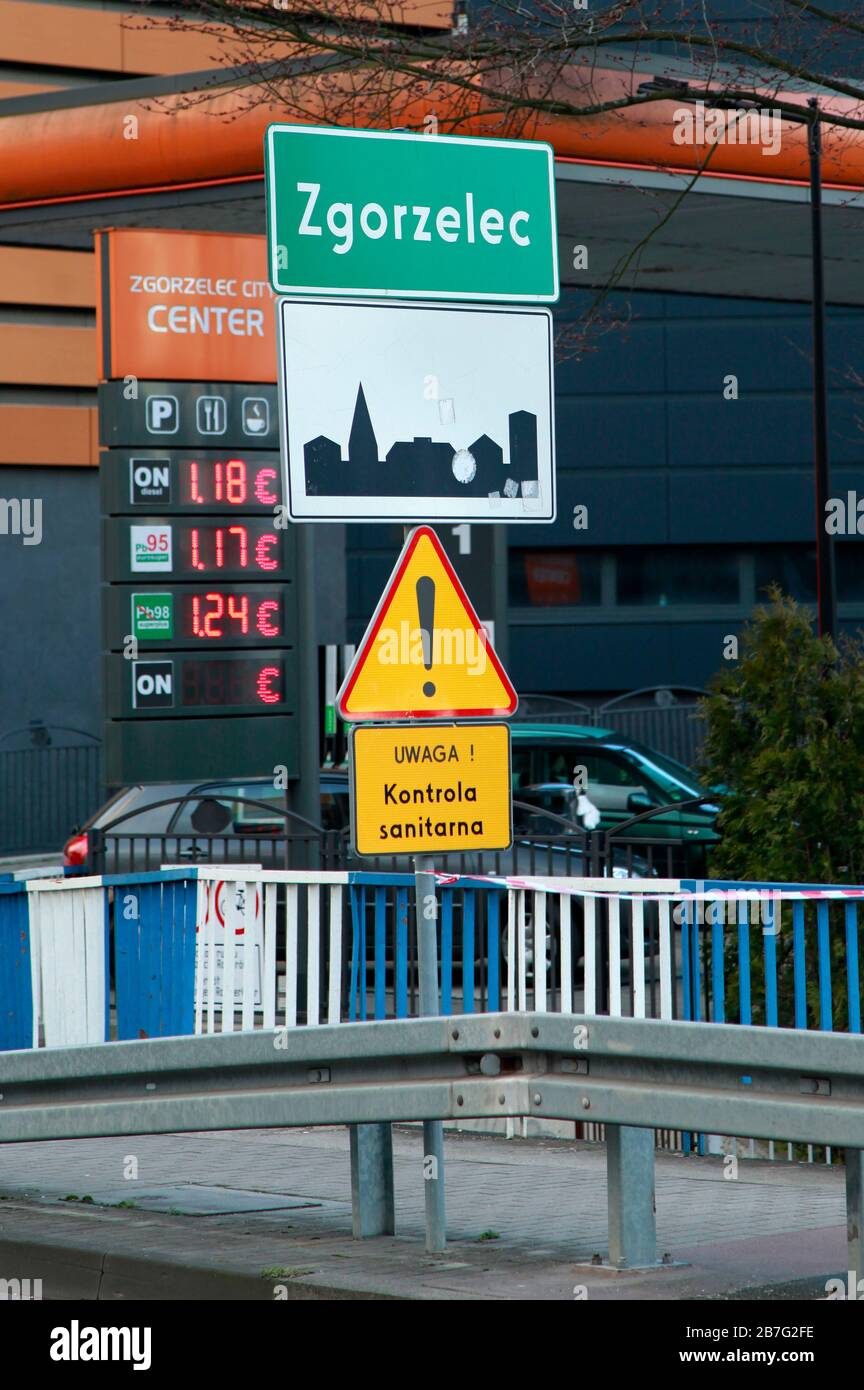 Gorlitz, Allemagne. 13 mars 2020. Les forces spéciales polonaises vérifient la présence éventuelle d'une infection par le virus corona au passage frontalier Stadtbrucke entre Gorlitz et Zgorzelec. Gorlitz, 13.03.2020 | utilisation dans le monde crédit: dpa/Alay Live News Banque D'Images Gorlitz, Allemagne. 13 mars 2020. Les forces spéciales polonaises vérifient la présence éventuelle d'une infection par le virus corona au passage frontalier Stadtbrucke entre Gorlitz et Zgorzelec. Gorlitz, 13.03.2020 | utilisation dans le monde crédit: dpa/Alay Live News Banque D'Images