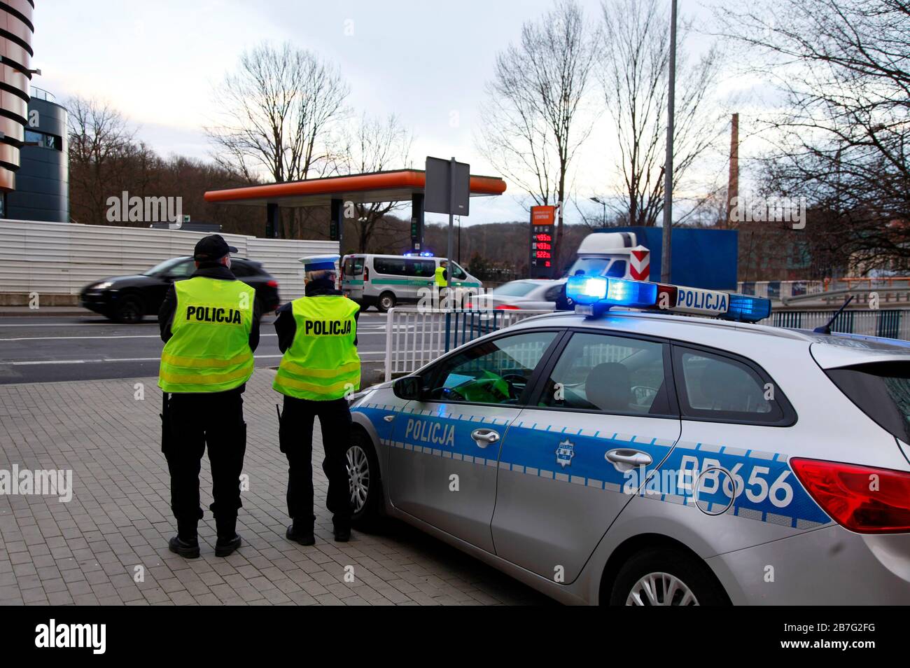 Gorlitz, Allemagne. 13 mars 2020. Les forces spéciales polonaises vérifient la présence éventuelle d'une infection par le virus corona au passage frontalier Stadtbrucke entre Gorlitz et Zgorzelec. Gorlitz, 13.03.2020 | utilisation dans le monde crédit: dpa/Alay Live News Banque D'Images Gorlitz, Allemagne. 13 mars 2020. Les forces spéciales polonaises vérifient la présence éventuelle d'une infection par le virus corona au passage frontalier Stadtbrucke entre Gorlitz et Zgorzelec. Gorlitz, 13.03.2020 | utilisation dans le monde crédit: dpa/Alay Live News Banque D'Images