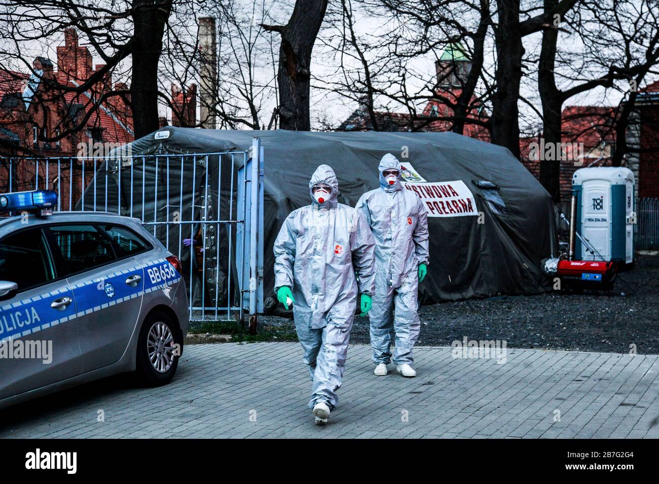 Gorlitz, Allemagne. 13 mars 2020. Les forces spéciales polonaises vérifient la présence éventuelle d'une infection par le virus corona au passage frontalier Stadtbrucke entre Gorlitz et Zgorzelec. Gorlitz, 13.03.2020 | utilisation dans le monde crédit: dpa/Alay Live News Banque D'Images Gorlitz, Allemagne. 13 mars 2020. Les forces spéciales polonaises vérifient la présence éventuelle d'une infection par le virus corona au passage frontalier Stadtbrucke entre Gorlitz et Zgorzelec. Gorlitz, 13.03.2020 | utilisation dans le monde crédit: dpa/Alay Live News Banque D'Images