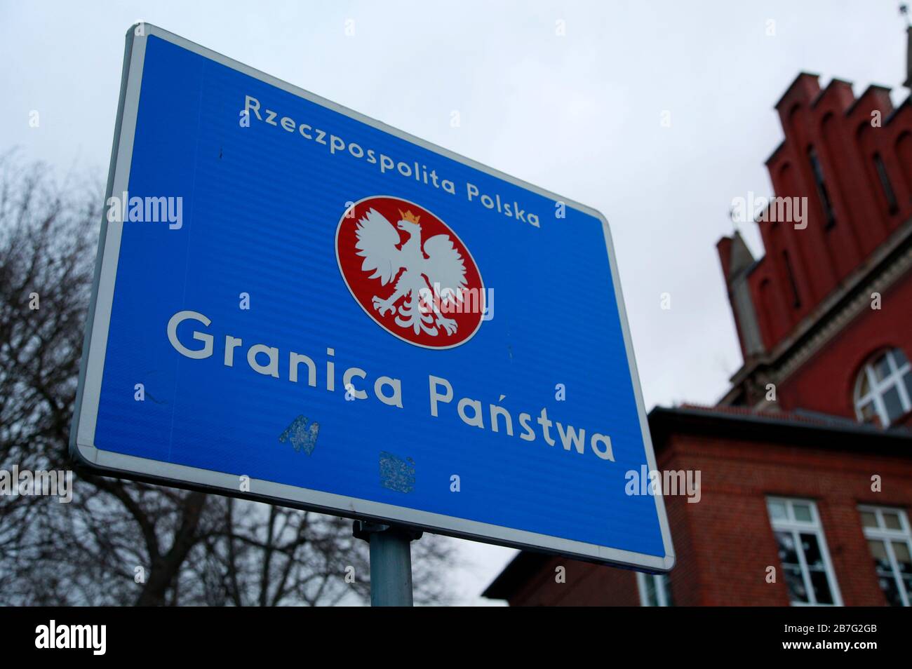 Gorlitz, Allemagne. 13 mars 2020. Les forces spéciales polonaises vérifient la présence éventuelle d'une infection par le virus corona au passage frontalier Stadtbrucke entre Gorlitz et Zgorzelec. Gorlitz, 13.03.2020 | utilisation dans le monde crédit: dpa/Alay Live News Banque D'Images Gorlitz, Allemagne. 13 mars 2020. Les forces spéciales polonaises vérifient la présence éventuelle d'une infection par le virus corona au passage frontalier Stadtbrucke entre Gorlitz et Zgorzelec. Gorlitz, 13.03.2020 | utilisation dans le monde crédit: dpa/Alay Live News Banque D'Images