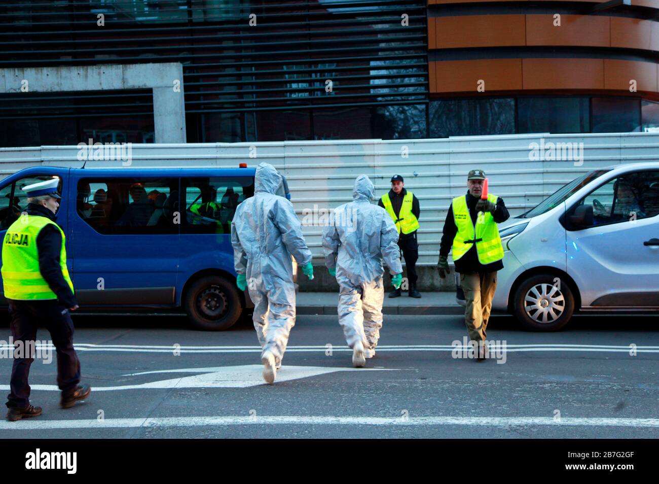 Gorlitz, Allemagne. 13 mars 2020. Les forces spéciales polonaises vérifient la présence éventuelle d'une infection par le virus corona au passage frontalier Stadtbrucke entre Gorlitz et Zgorzelec. Gorlitz, 13.03.2020 | utilisation dans le monde crédit: dpa/Alay Live News Banque D'Images Gorlitz, Allemagne. 13 mars 2020. Les forces spéciales polonaises vérifient la présence éventuelle d'une infection par le virus corona au passage frontalier Stadtbrucke entre Gorlitz et Zgorzelec. Gorlitz, 13.03.2020 | utilisation dans le monde crédit: dpa/Alay Live News Banque D'Images