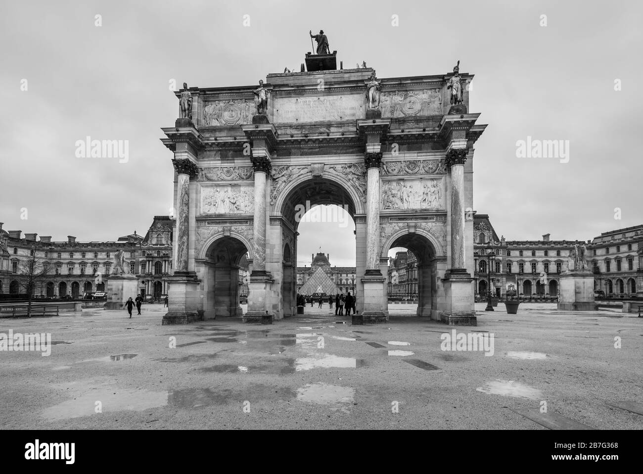 Paris, France - 23 décembre 2018 : l'Arc de Triomphe du Carrouse à la place du Carssel à Paris, France. Noir et blanc. Banque D'Images
