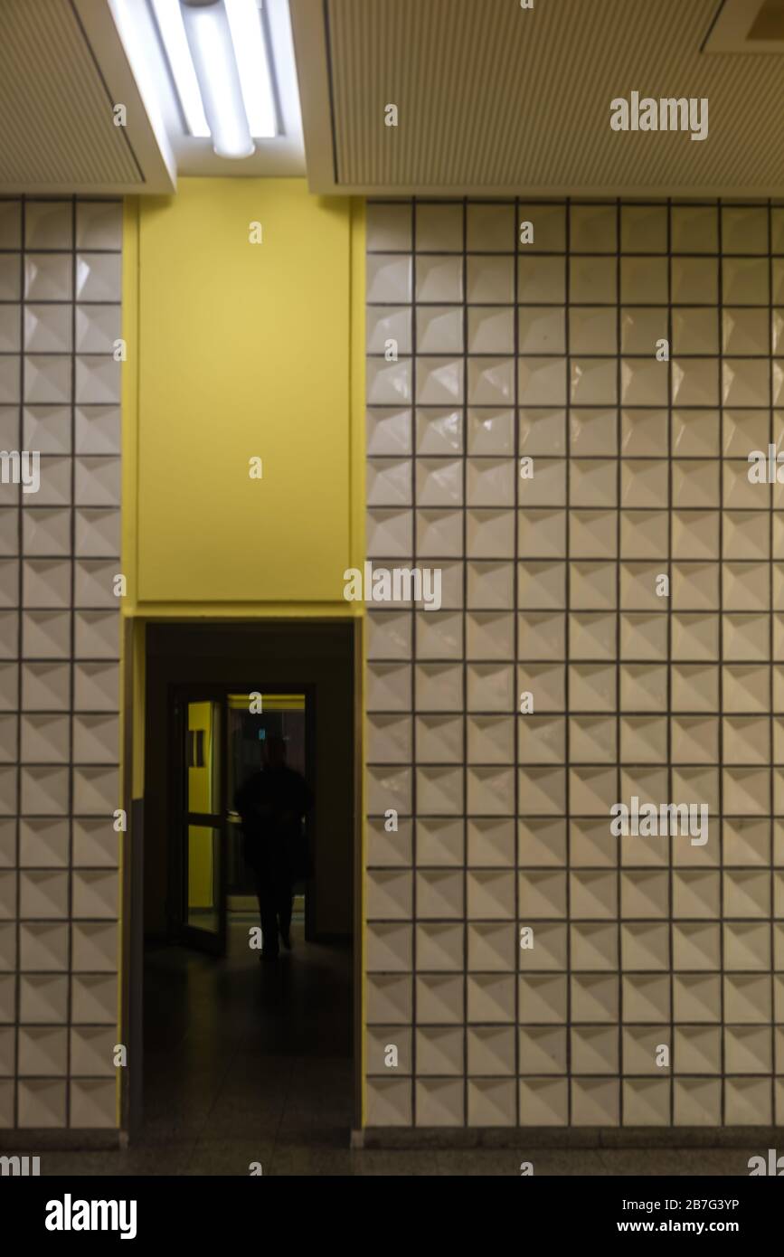 Silhouette d'une personne dans le sombre couloir d'une entrée de maison Banque D'Images