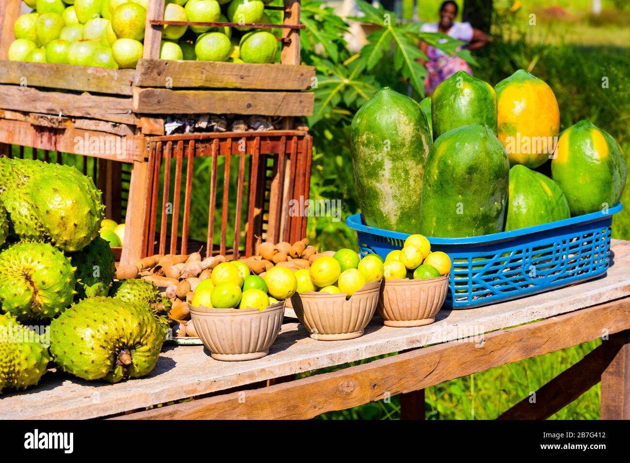 Sri Lanka Triangle culturel Anuradhapura exotique fruit tropical décrochage bois boîtes pommes limes citrons graviola paw papaye païa sucre de bord de route Banque D'Images