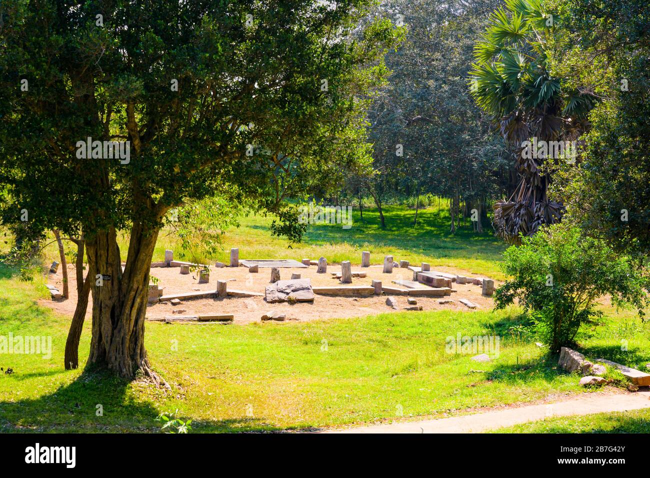 Sri Lanka Triangle culturel Ceylan Anuradhapura Vessagiri Rock de Vessas Issarasamamanarama ancienne forêt bouddhiste monastère des ruines capitales Banque D'Images