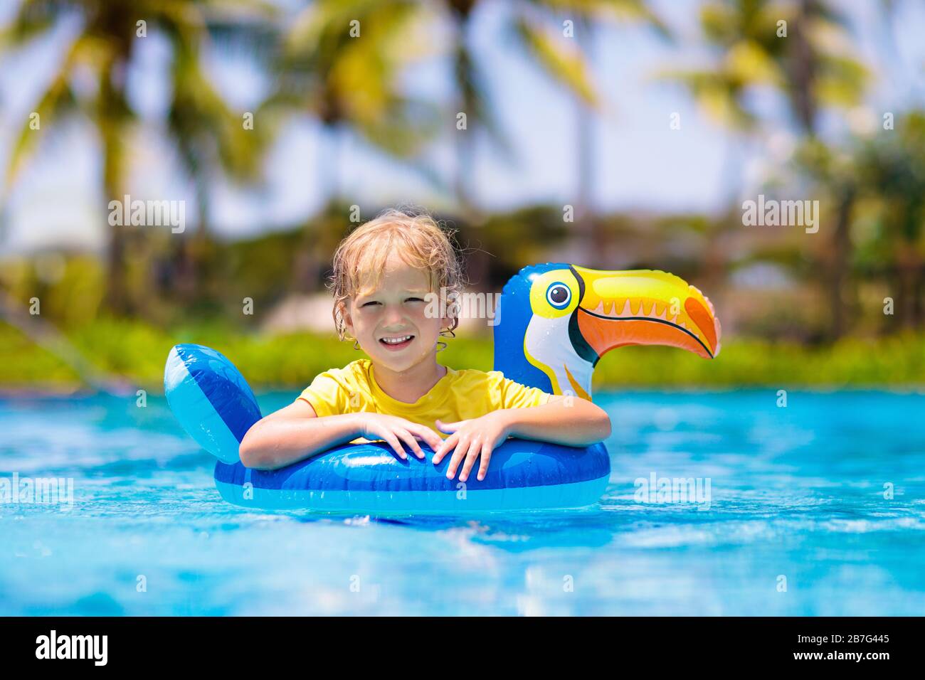 Enfant Dans Une Piscine Flottante Sur Toy Anneau Enfants Se Baignent Arc En Ciel Colores Float Pour De Jeunes Enfants Petit Garcon S Amusant Sur La Famille Vacances D Ete En Trop Photo Stock Alamy