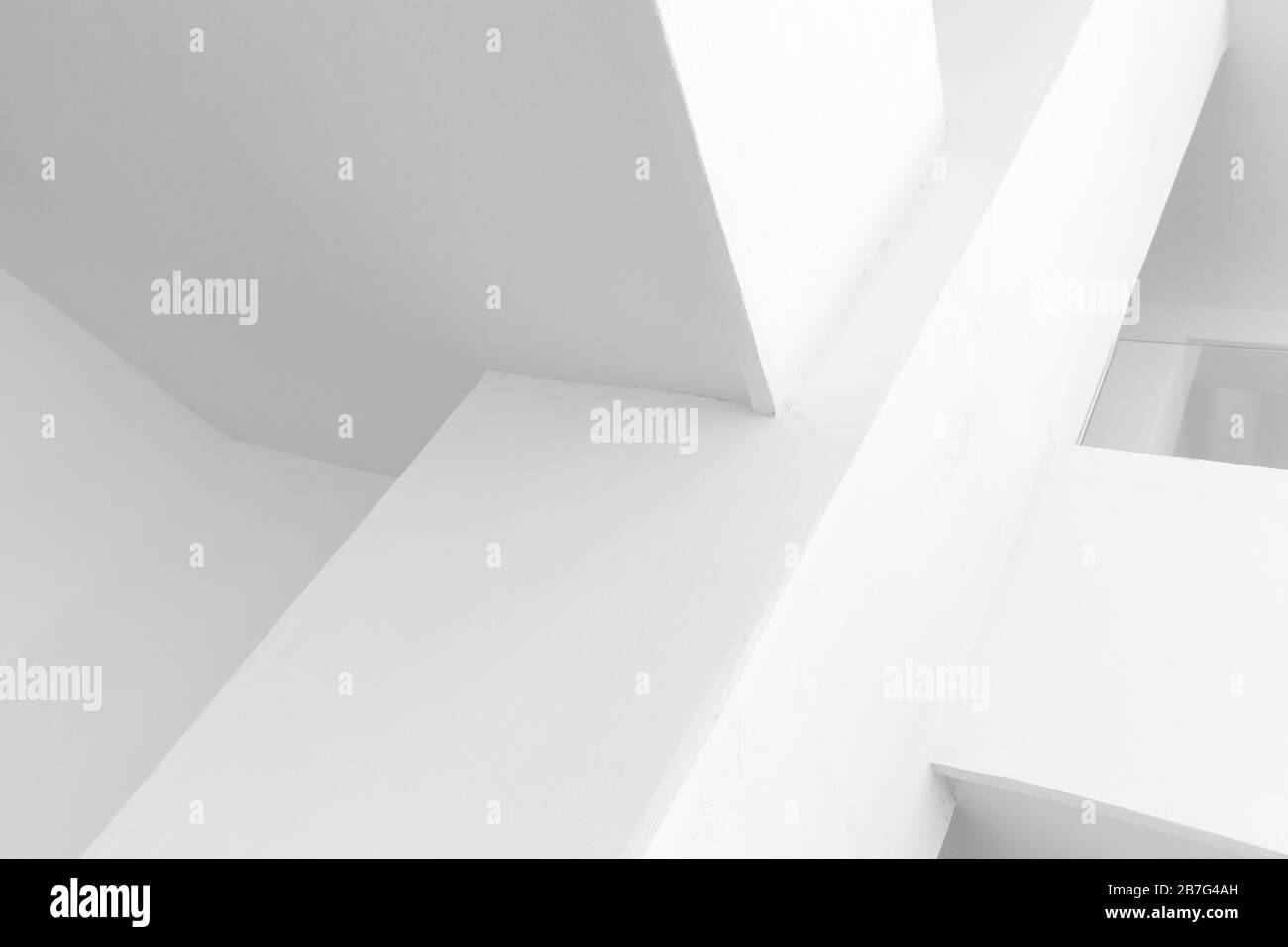 Arrière-plan blanc abstrait, fragment avec coins et poutres Banque D'Images
