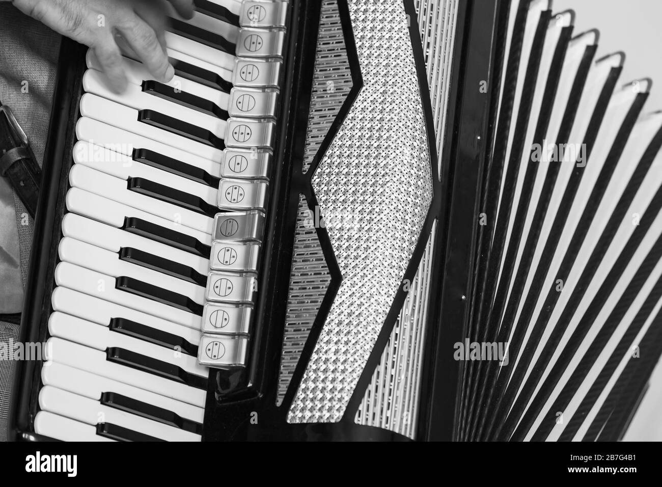 L'accordéoniste joue de l'accordéon vintage. Photo rétro stylisée noire et blanche Banque D'Images