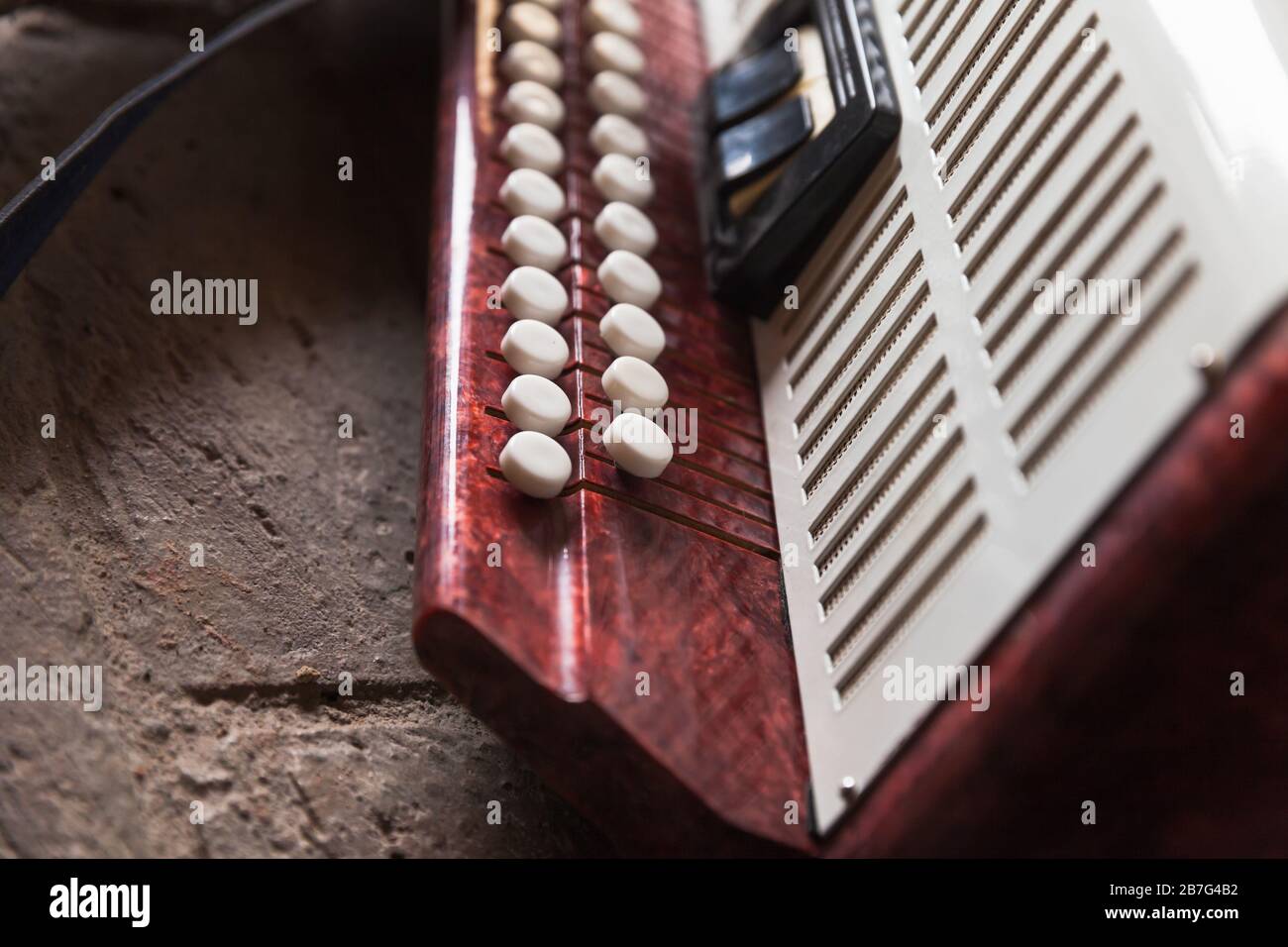 Clavier d'harmonica vintage, gros plan avec mise au point sélective Banque D'Images