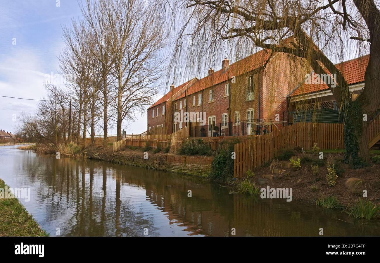Maisons donnant sur le canal de Chesterfield à Misterton, à Notinghamshire Banque D'Images