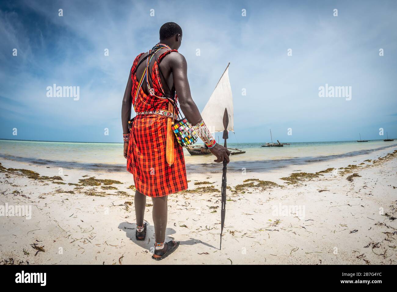 Masai isolé sur la plage de Watamu, Diani Beach Kenya, Afrique - Portrait d'un Maasai sur la plage de Kendwa, Zanzibar, Tanzanie Banque D'Images