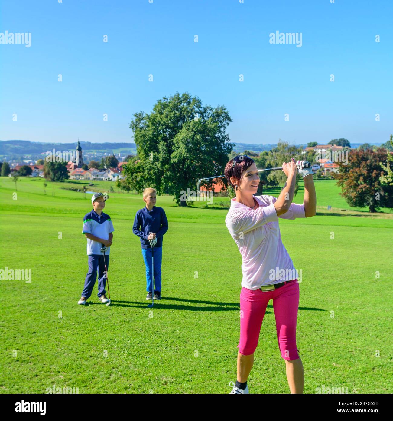 Belle jeune femme jouant au golf Banque D'Images