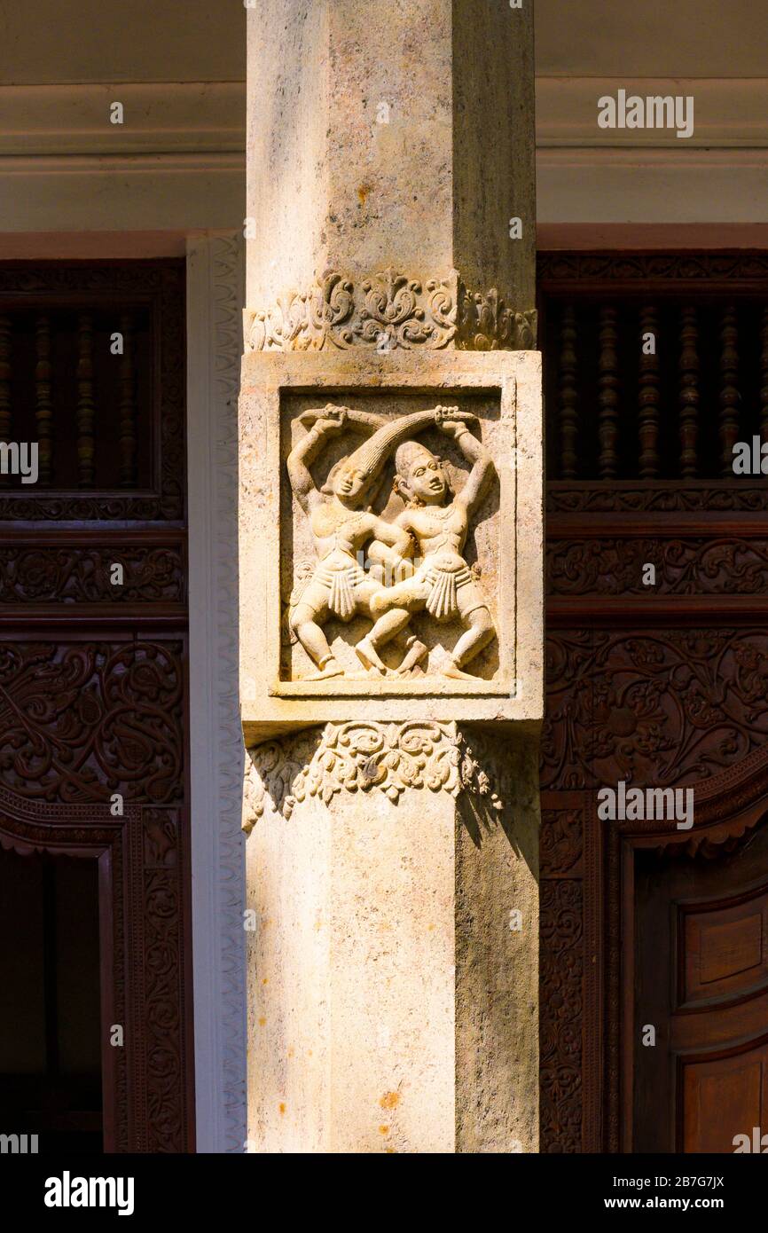 Sri Lanka Kandy Sinhala capitale ancienne Temple Sri Dalada Maligawa du pilier Bouddhique Rélique sacré de dent sculptant des figures de danse de soulagement Banque D'Images