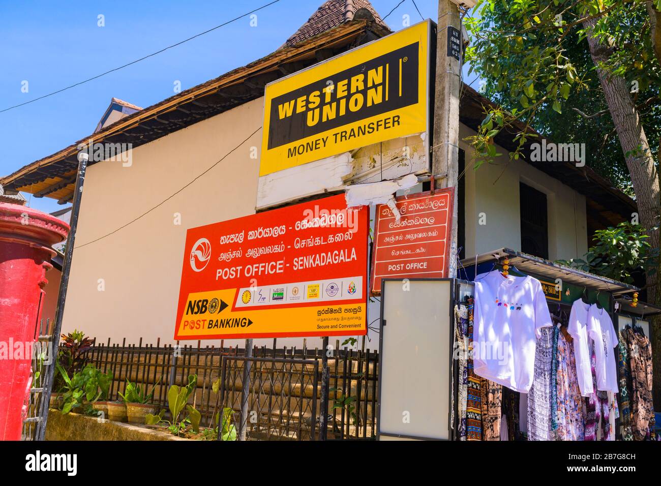 Asie du Sud Sri Lanka Kandy Sinhala Province Centrale ancienne capitale  transfert d'argent Western Union poste bureau de poste Senkadagala rouge  boîte aux lettres de vêtements de décrochage Photo Stock - Alamy