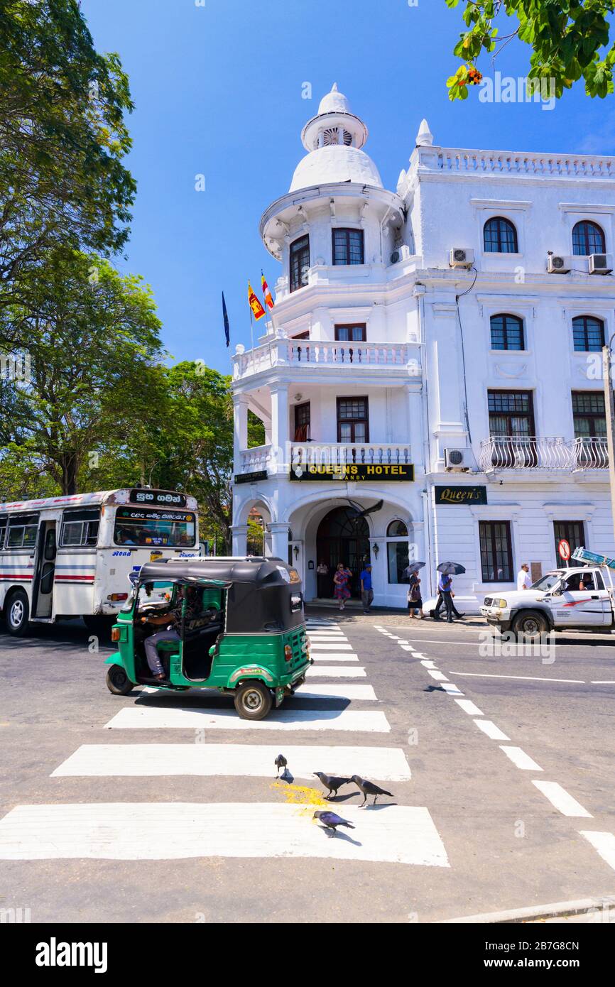 Asie du Sud Sri Lanka Kandy Sinhala scène de rue emblématique Queens Hotel construit pour Dullawe Walauwa alors pour le gouverneur britannique de Ceylon 1840 est devenu hôtel Banque D'Images