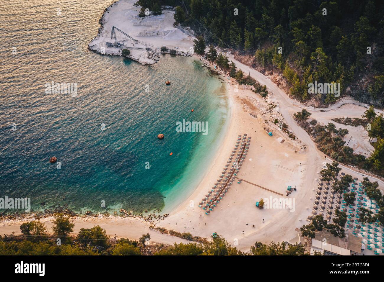 Porto Vathy plage au lever du soleil sans touristes Banque D'Images