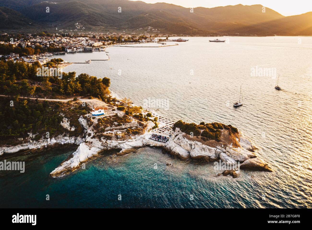 Coucher de soleil sur l'île de Thassos, Grèce avec Karnagio Beach visible Banque D'Images