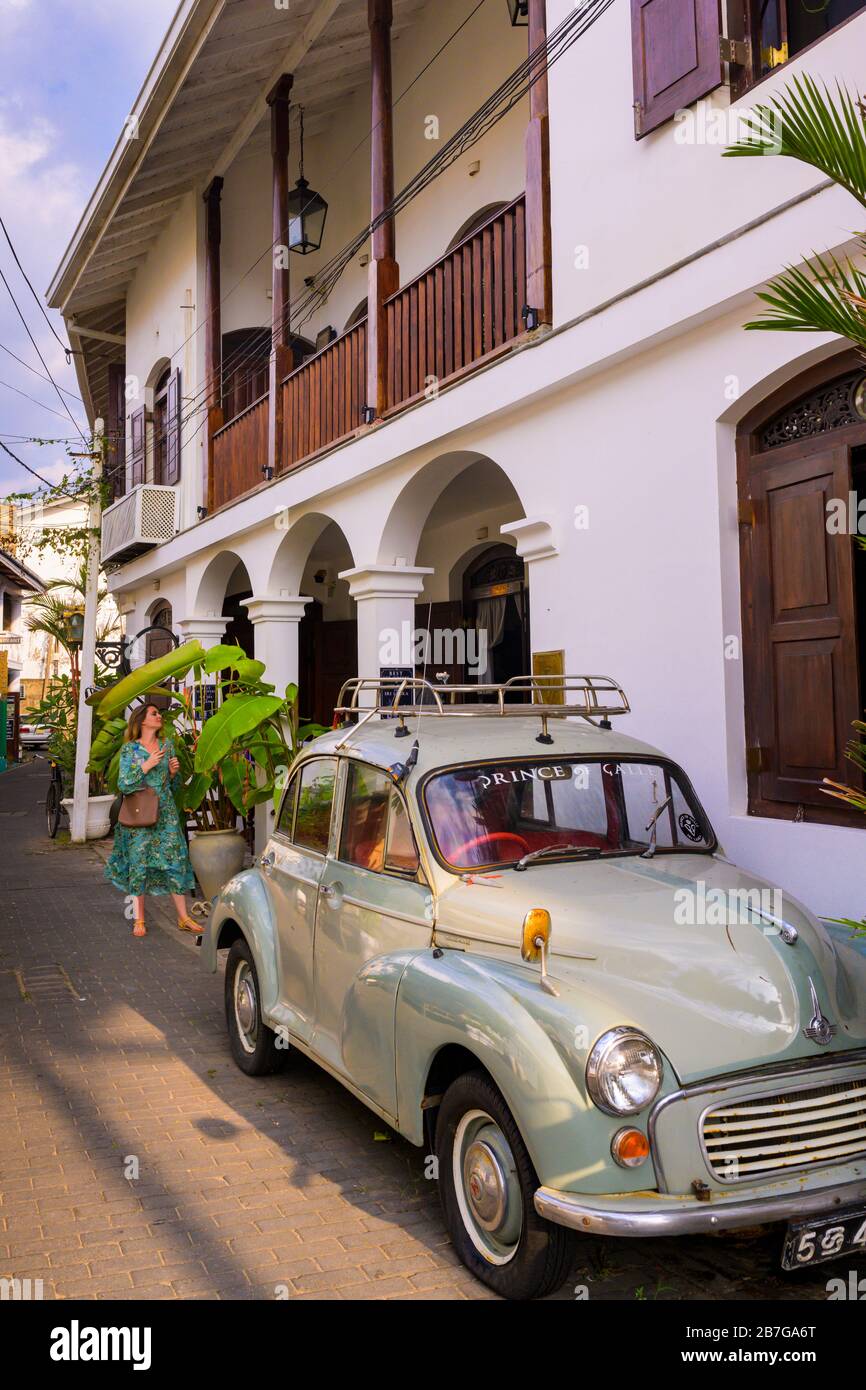 Asie du Sud Sri Lanka port typique ancienne maison coloniale balcon 50's Morris Minor 1000 garés maison d'hôtes rénovée Prince of Galle Banque D'Images