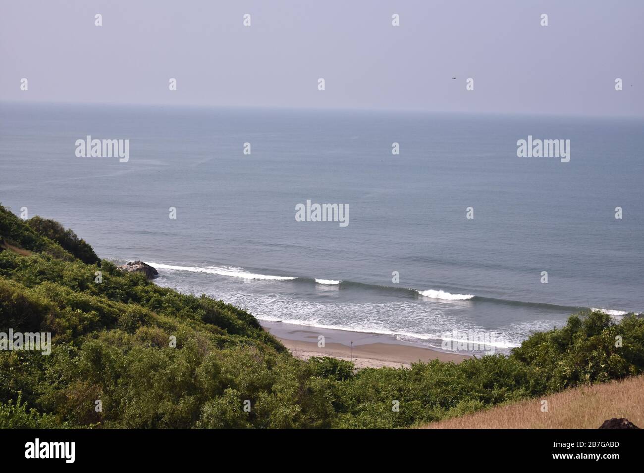 petites vagues se brisant dans un océan, entre le paysage. Banque D'Images