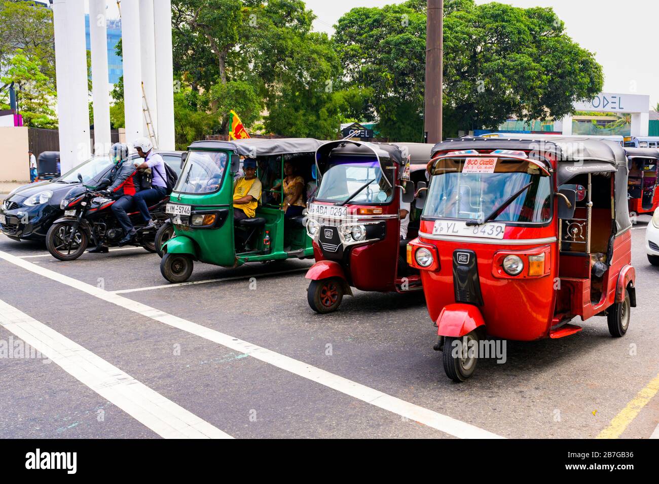 Asie du Sud Sri Lanka Capital City Colombo 7 Deans Street compteur tuk taxi taxi taxi taxi arbre des arbres de transport public drapeau Banque D'Images