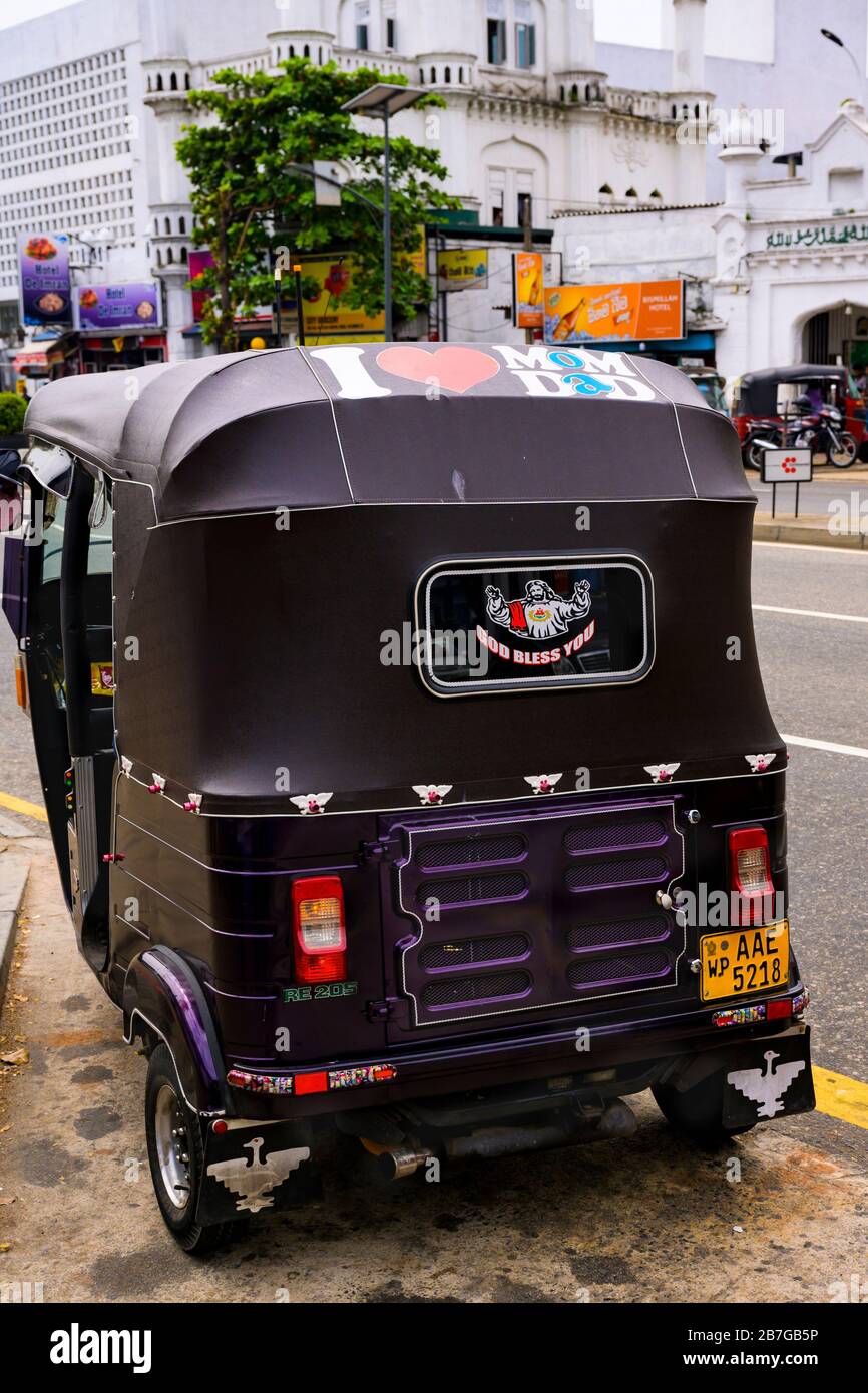 Asie du Sud Sri Lanka Capital City Colombo 7 Alexandra place personnalisée tuk tuk tuk tuk tuk remords I Love maman & Dad Dieu vous bénisse la Mosquée de la scène de rue Banque D'Images