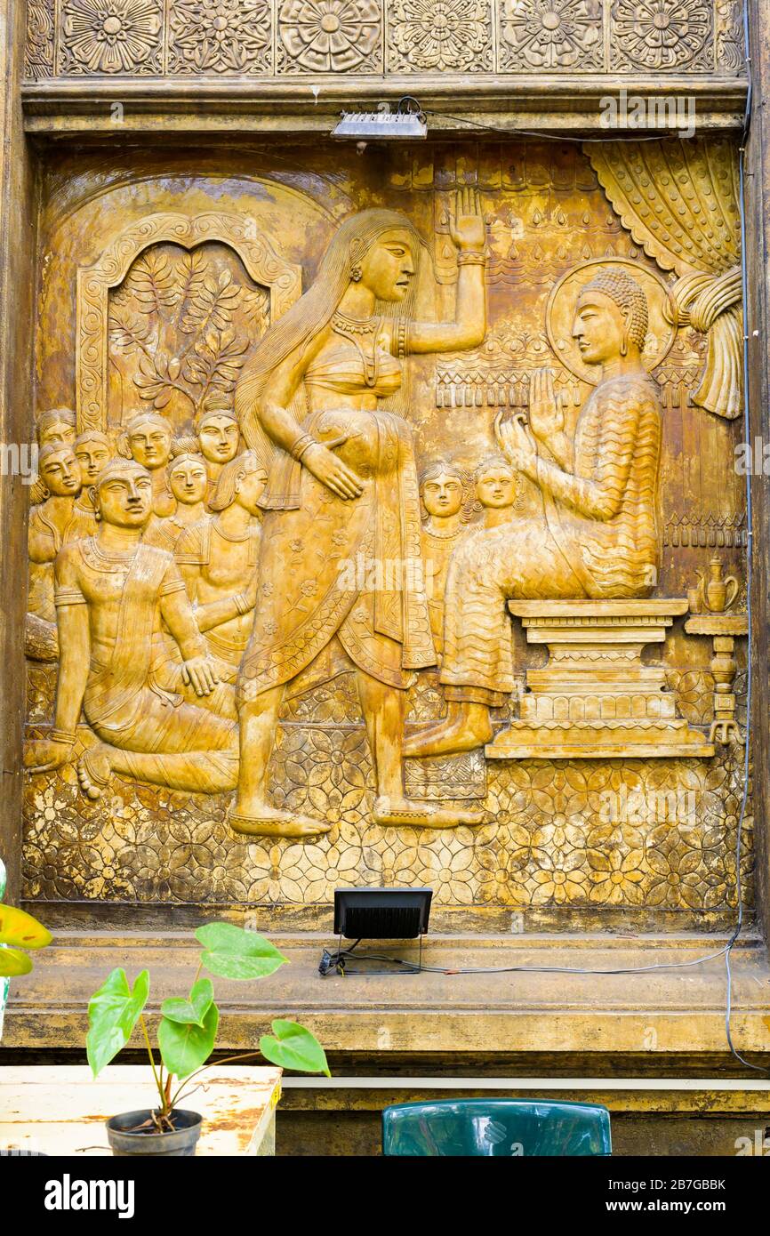 Asie du Sud Sri Lanka capitale Colombo Temple Gangaramma du XIXe siècle Sri Jinaratna Road Ceylon Bouddhist Shrine mur panneau des figures de la scène de la cour Banque D'Images