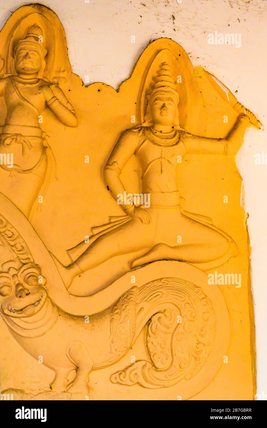 Asie du Sud Sri Lanka temples de la grotte de Dambulla Ceylon à partir du premier siècle 5 temples de roche mur panneau de dragon détail guerrier Banque D'Images