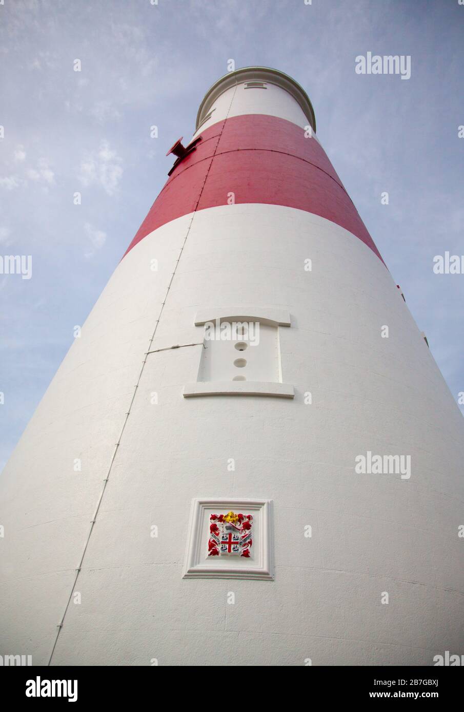 Phare de Portland Bill à Dorset, en Angleterre, vu d'en bas en regardant tout droit en gros plan Banque D'Images