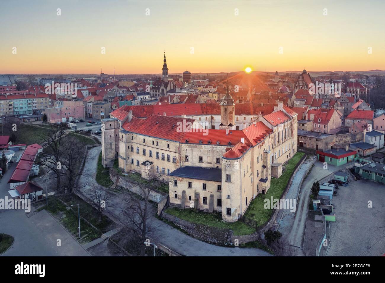 Jawor, Pologne. Vue aérienne du château historique de la dynastie Piast (Zamek Piastowski W Jaworze) sur Sunrise Banque D'Images