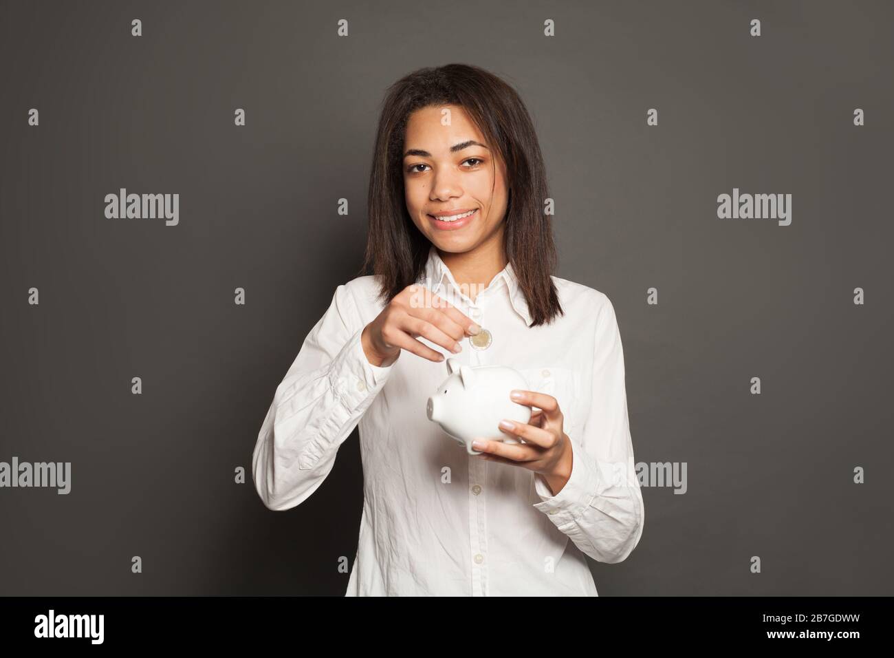 Femme noire étudiante intelligente avec banque d'argent Banque D'Images