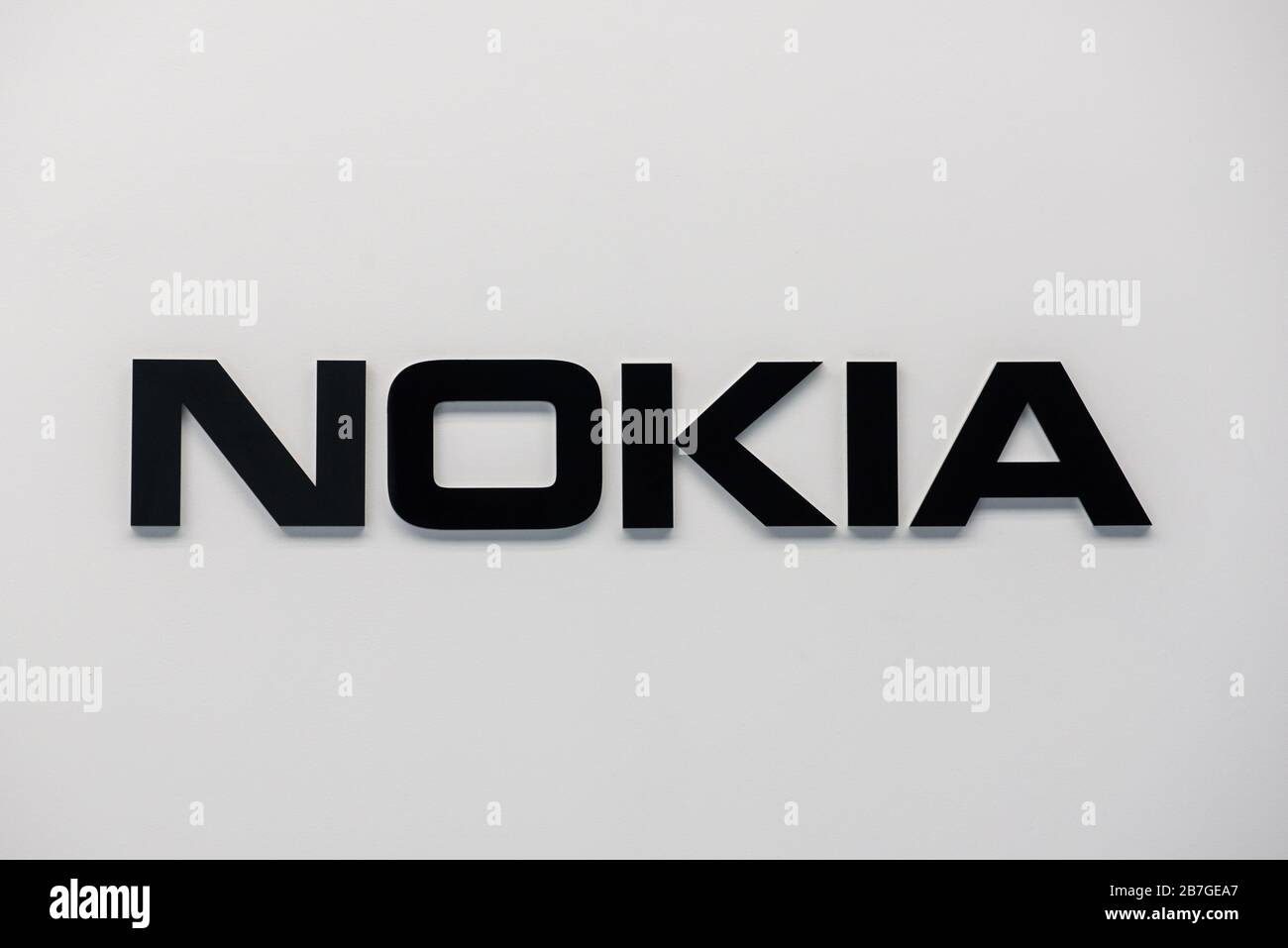 RIGA, LETTONIE. 22 janvier 2020. Logo DE LA société NOKIA au centre commercial Akropole. NOKIA Corporation est une société finlandaise multinationale de télécommunications, de technologie de l'information et d'électronique grand public. Banque D'Images