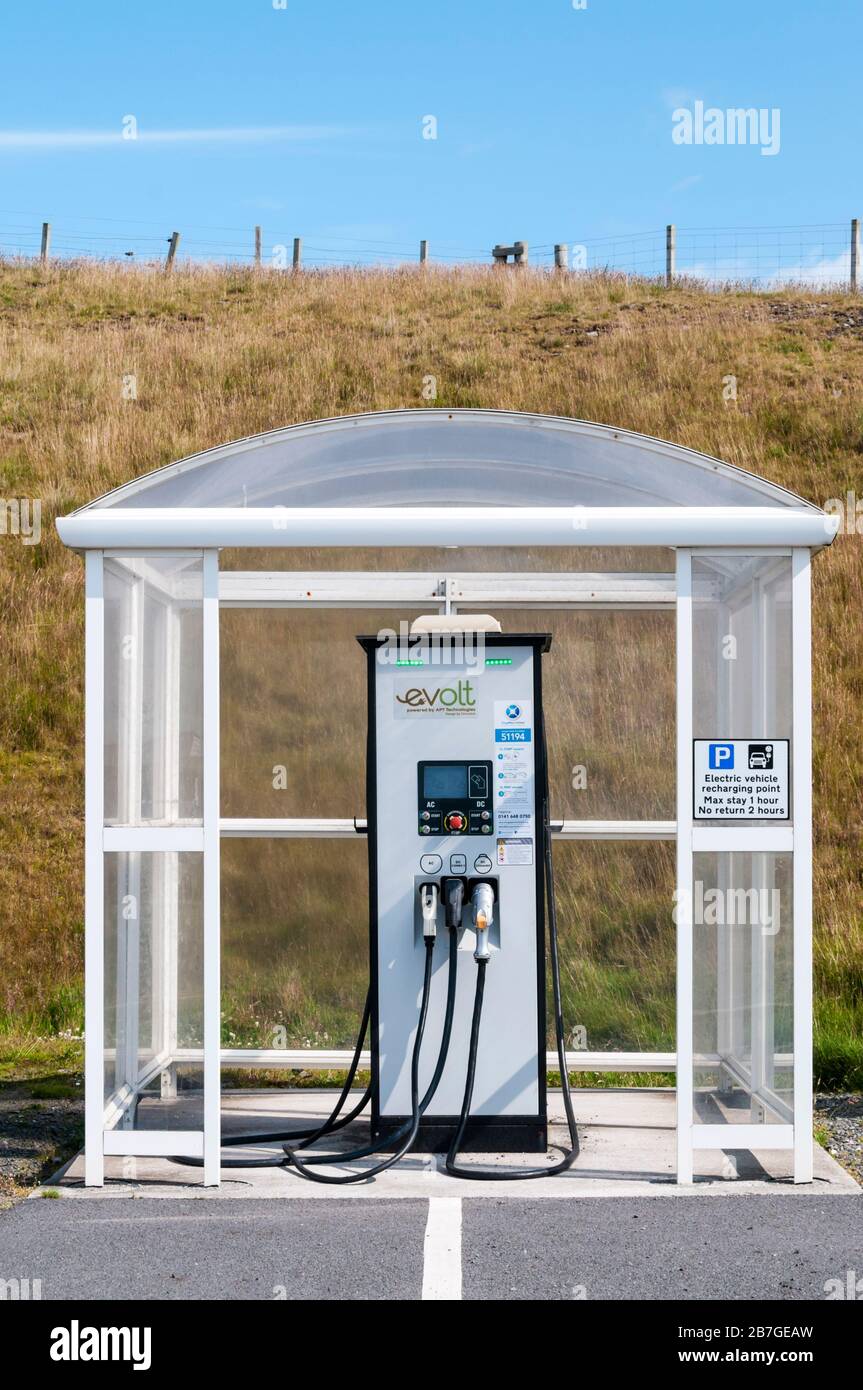 Un point de charge de véhicule électrique evolt dans un parking à Lerwick sur Mainland Shetland. Banque D'Images