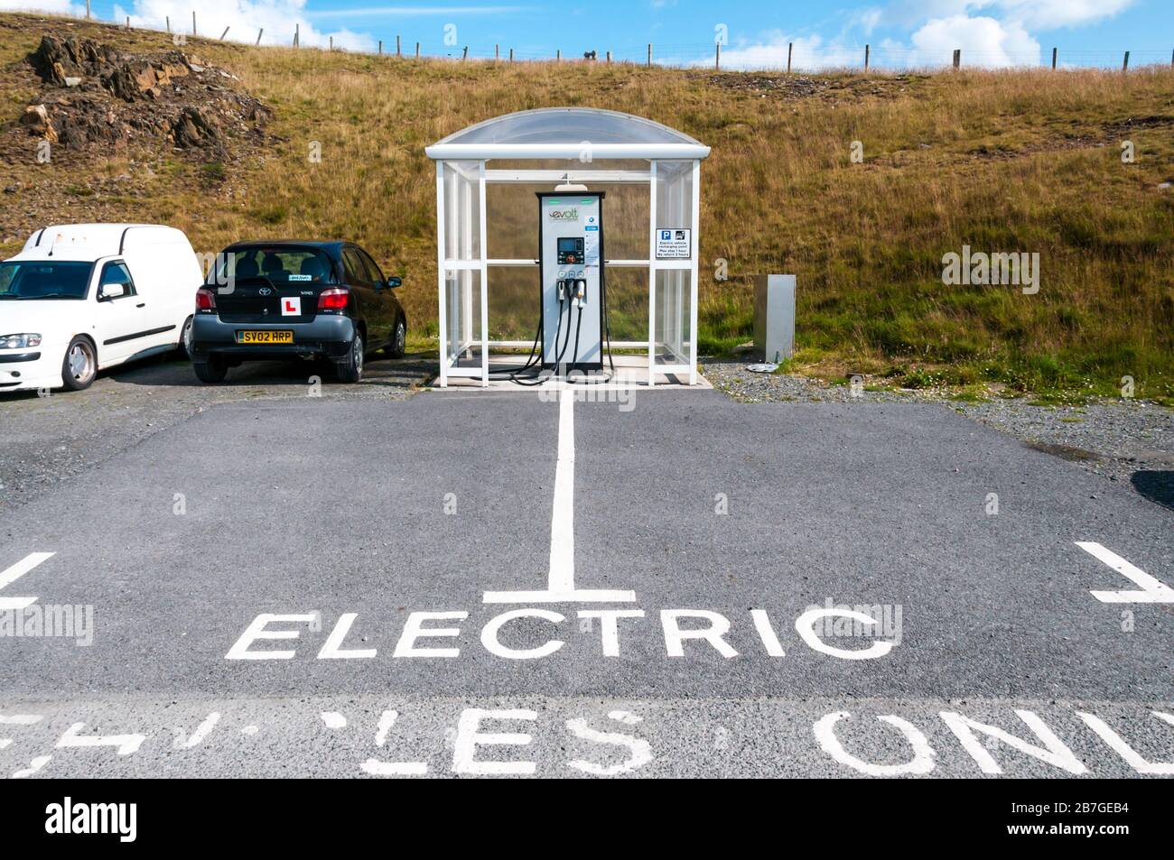 Un point de charge de véhicule électrique evolt dans un parking à Lerwick sur Mainland Shetland. Banque D'Images